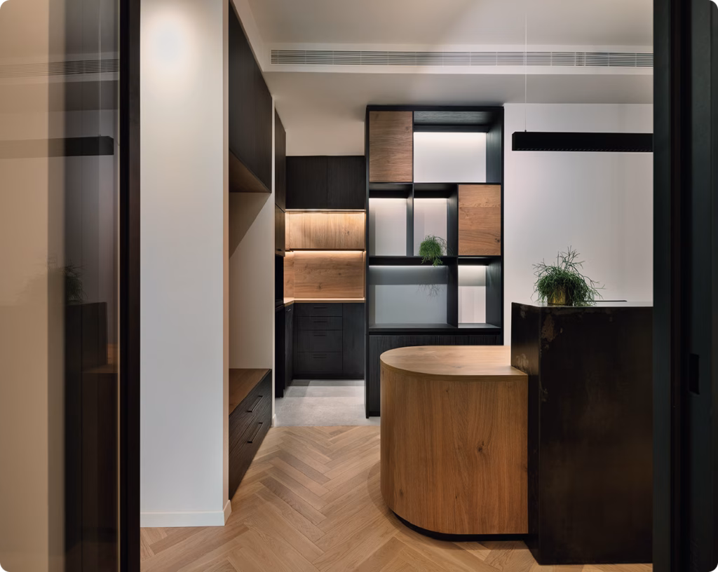 Dettaglio di una stanza completamente in legno 100% riciclato.